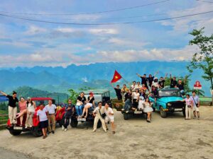 Jeep tour à Ha Giang sur une route de montagne sinueuse au nord du Vietnam