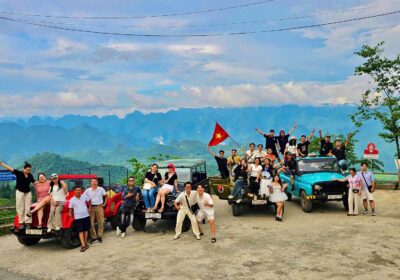 Jeep tour à Ha Giang sur une route de montagne sinueuse au nord du Vietnam