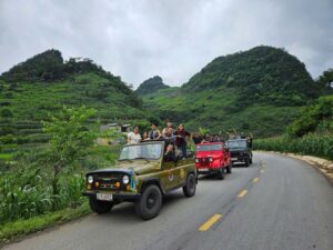 Jeep tour à Ha Giang sur une route de montagne sinueuse au nord du Vietnam