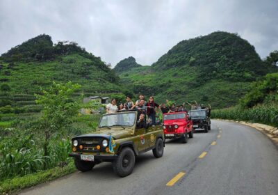 Jeep tour à Ha Giang sur une route de montagne sinueuse au nord du Vietnam