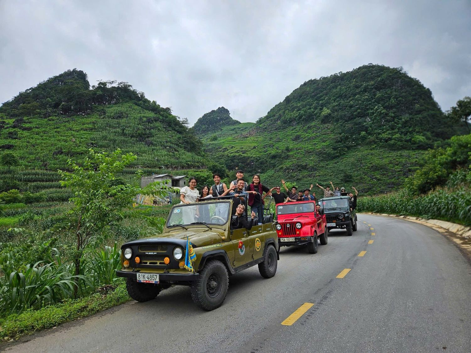 Jeep tour à Ha Giang sur une route de montagne sinueuse au nord du Vietnam